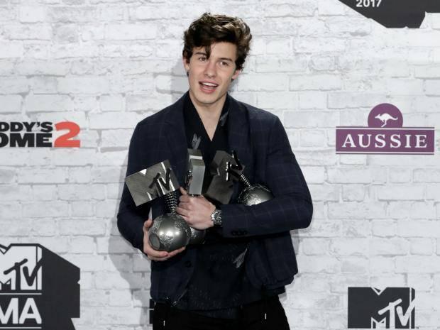 Dekat dengan Fans, dan Alasan Lain Kenapa Shawn Mendes Sukses di MTV EMA 2017